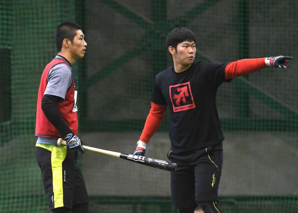 　練習の合間に坂倉（右）と話す中村奨（撮影・飯室逸平）