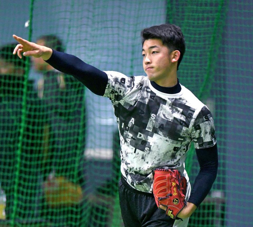 キャッチボールに汗を流す中村祐（撮影・飯室逸平）