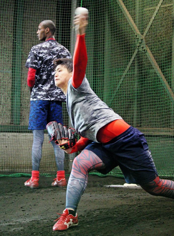 　ブルペンで投球練習する高橋昂。左はアドゥワ