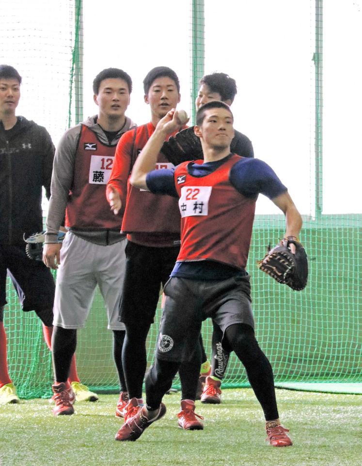 　ノックを受ける中村奨（手前）