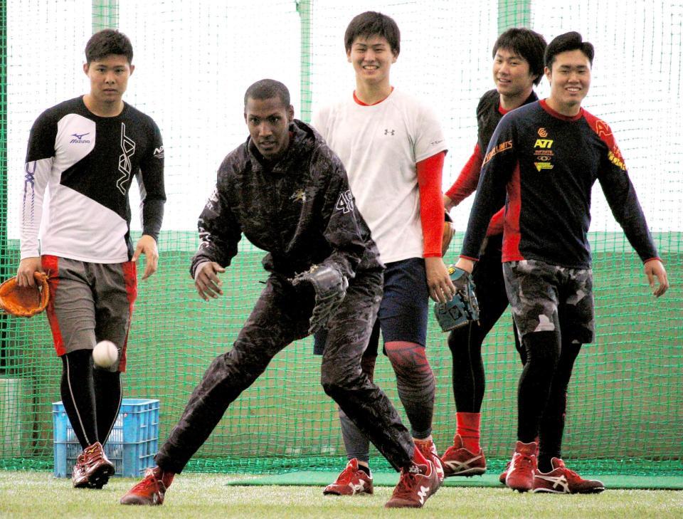 　ノックを受けるアドゥワ。後方左から木村、高橋昂、桑原、高橋樹