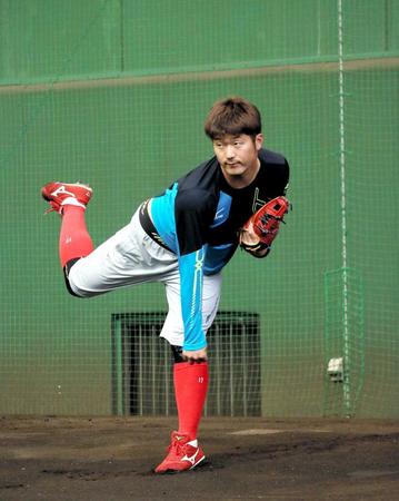 　ブルペンで投球練習する岡田