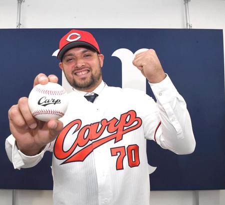 ユニホームに袖を通し、カープでの活躍を誓う広島・カンポス＝広島・マツダスタジアム（撮影・飯室逸平）