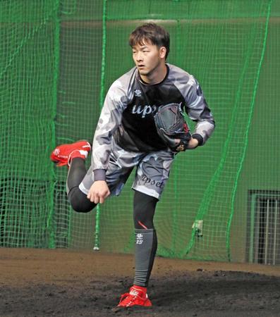 　ブルペンで投球練習する薮田