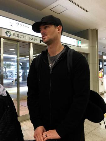 広島空港で取材に応じるジョンソン