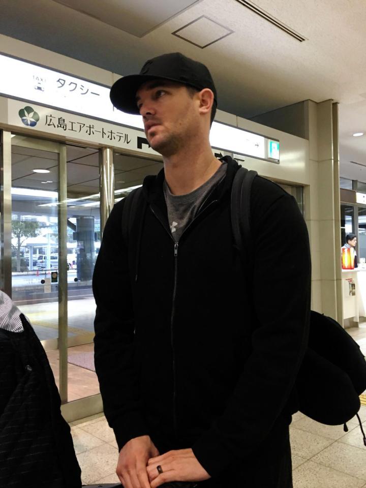 広島空港で取材に応じるジョンソン