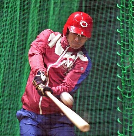 黙々と打撃練習する田中（撮影・飯室逸平）