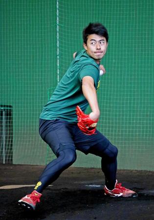 　ブルペンで投球練習するオスカル