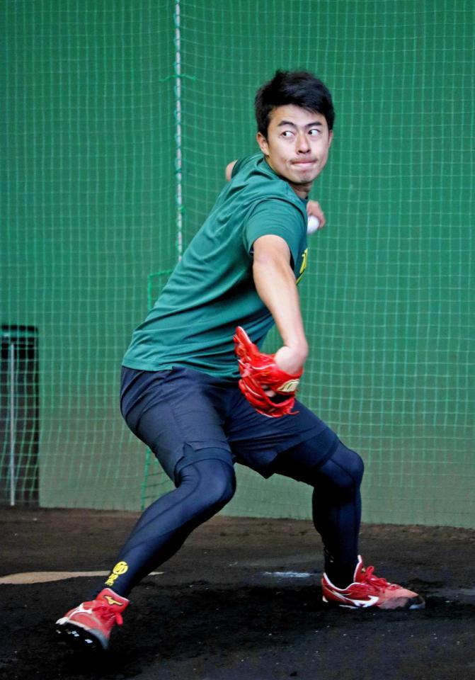 　ブルペンで投球練習するオスカル