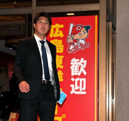 ミーティングを終え、宿舎へ向かう広島・野村祐輔＝日南（撮影・飯室逸平）