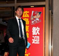 ミーティングを終え、宿舎へ向かう広島・野村祐輔＝日南（撮影・飯室逸平）