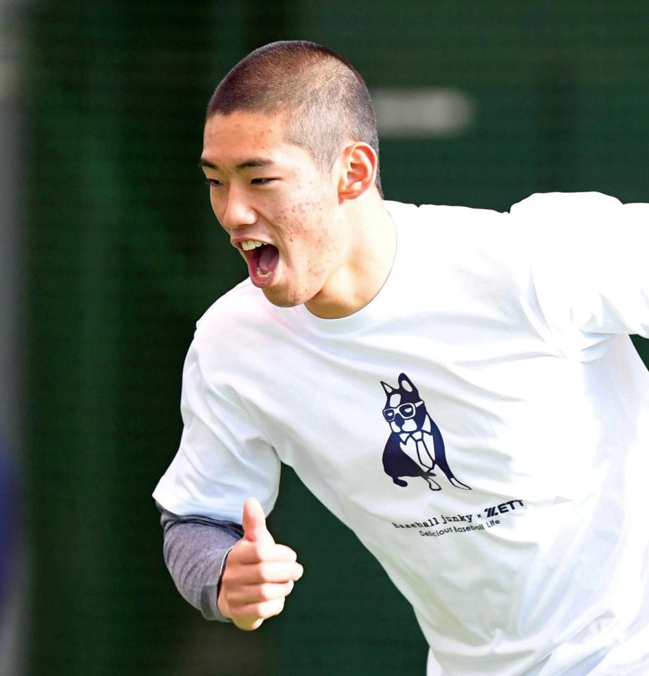 　ハツラツとダッシュする中村奨（撮影・飯室逸平）