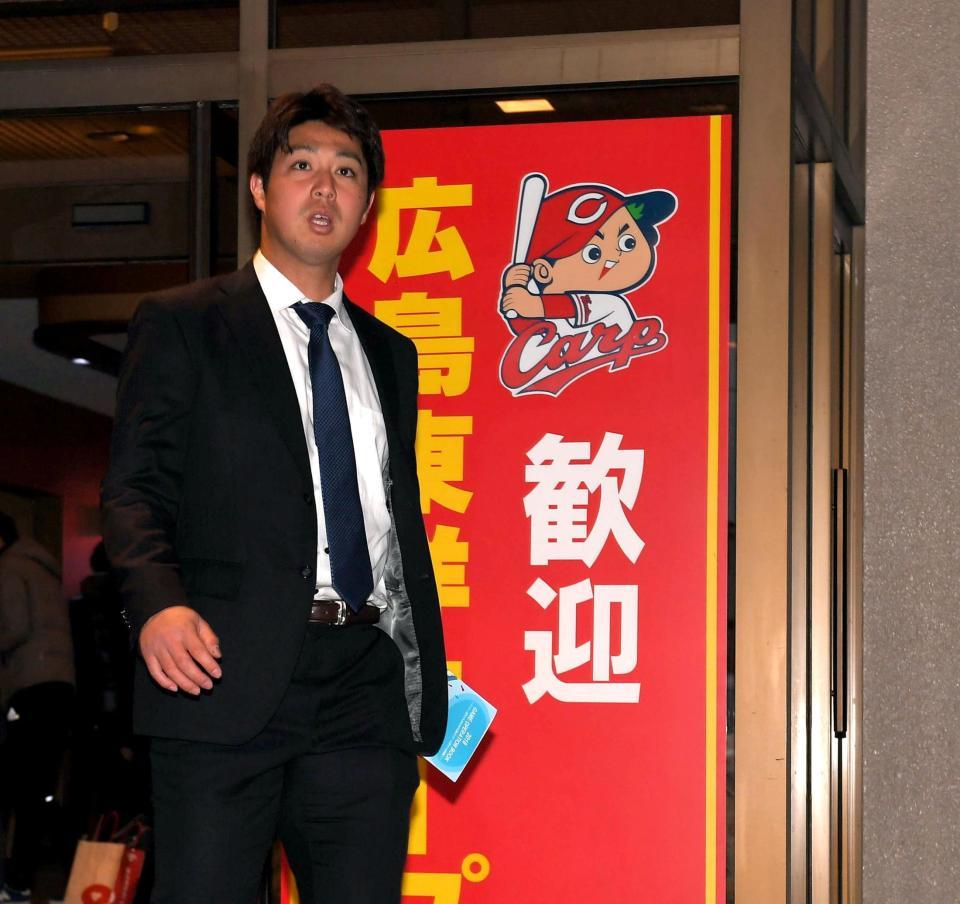 ミーティングを終え、宿舎へ向かう広島・野村祐輔＝日南（撮影・飯室逸平）