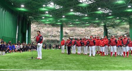 セレモニーであいさつする広島・緒方孝市監督＝日南（撮影・飯室逸平）