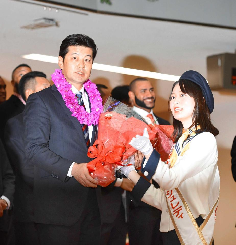 　歓迎の花束を贈られる緒方監督（撮影・飯室逸平）