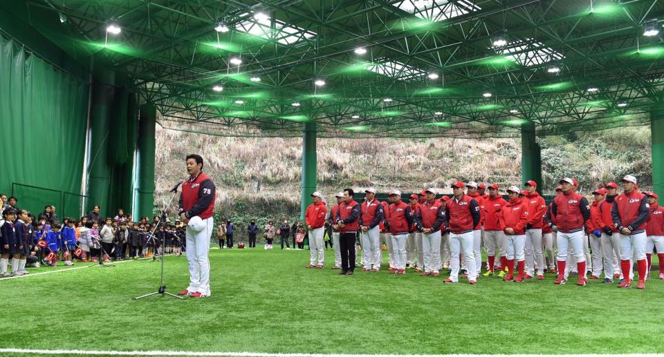 セレモニーであいさつする広島・緒方孝市監督＝日南（撮影・飯室逸平）