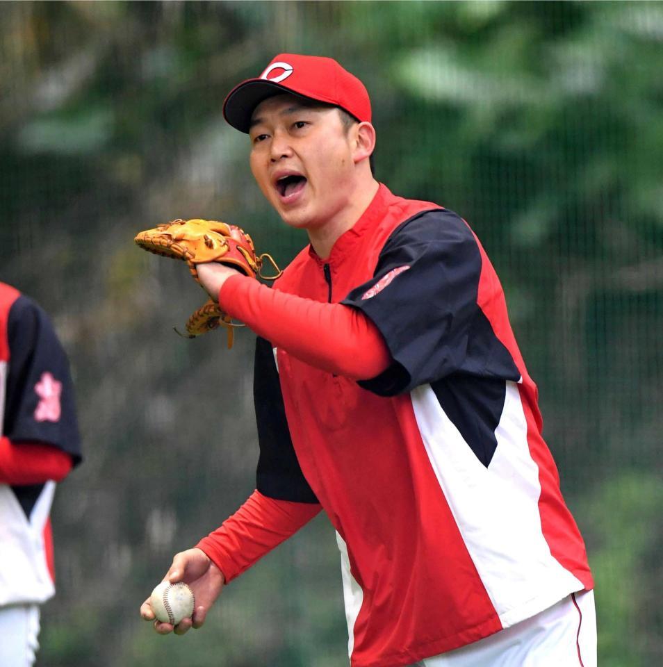 　ハツラツとノックを受ける新井（撮影・飯室逸平）