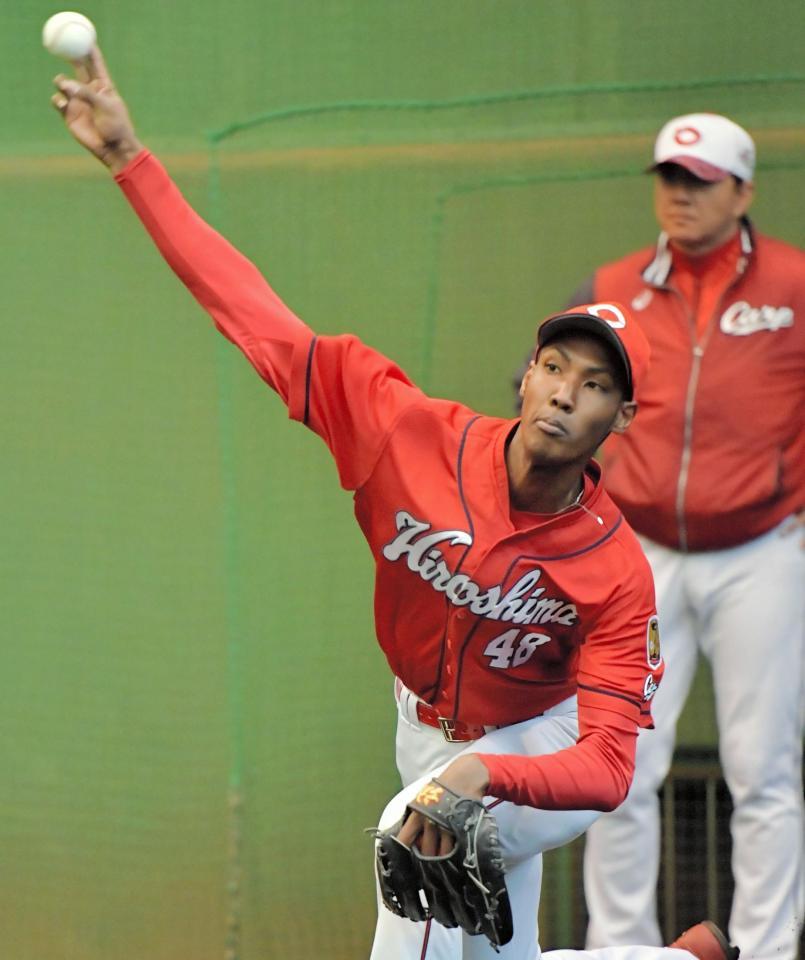 力投する広島・アドゥワ誠＝日南（撮影・吉澤敬太）