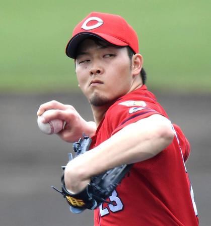 紅白戦に先発し力投する広島・薮田和樹＝コザしんきんスタジアム（撮影・飯室逸平）