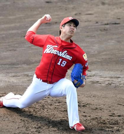 ランチ特打に登板し力投する広島・野村祐輔＝コザしんきんスタジアム（撮影・飯室逸平）