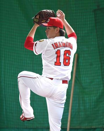 広島・今村猛にユニホームを着て投球する広島・大瀬良大地＝コザしんきんスタジアム（撮影・飯室逸平）