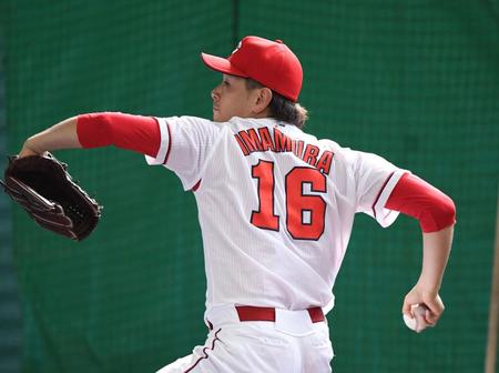 広島・今村のユニホームを着て投球する大瀬良＝コザしんきんスタジアム（撮影・飯室逸平）