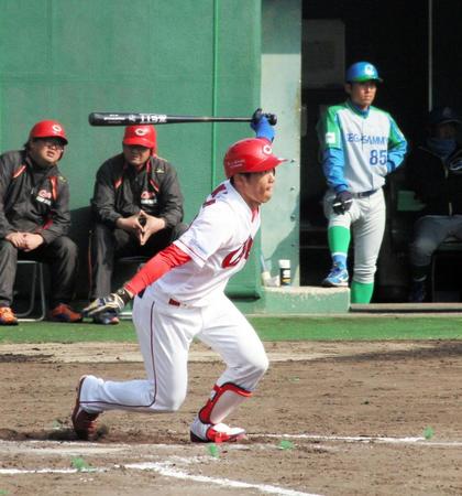 七回、中前打を放った中村奨