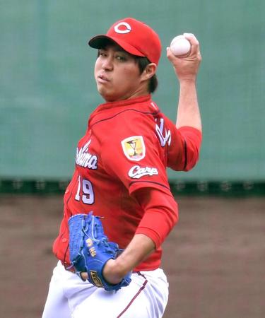 ランチ特打に打撃投手として登板する野村（撮影・飯室逸平）