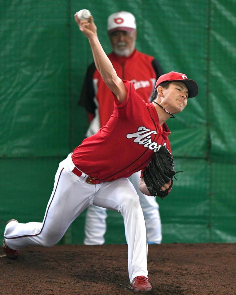 ブルペン入りし投球練習する広島・長井良太＝コザしんきんスタジアム（撮影・飯室逸平）