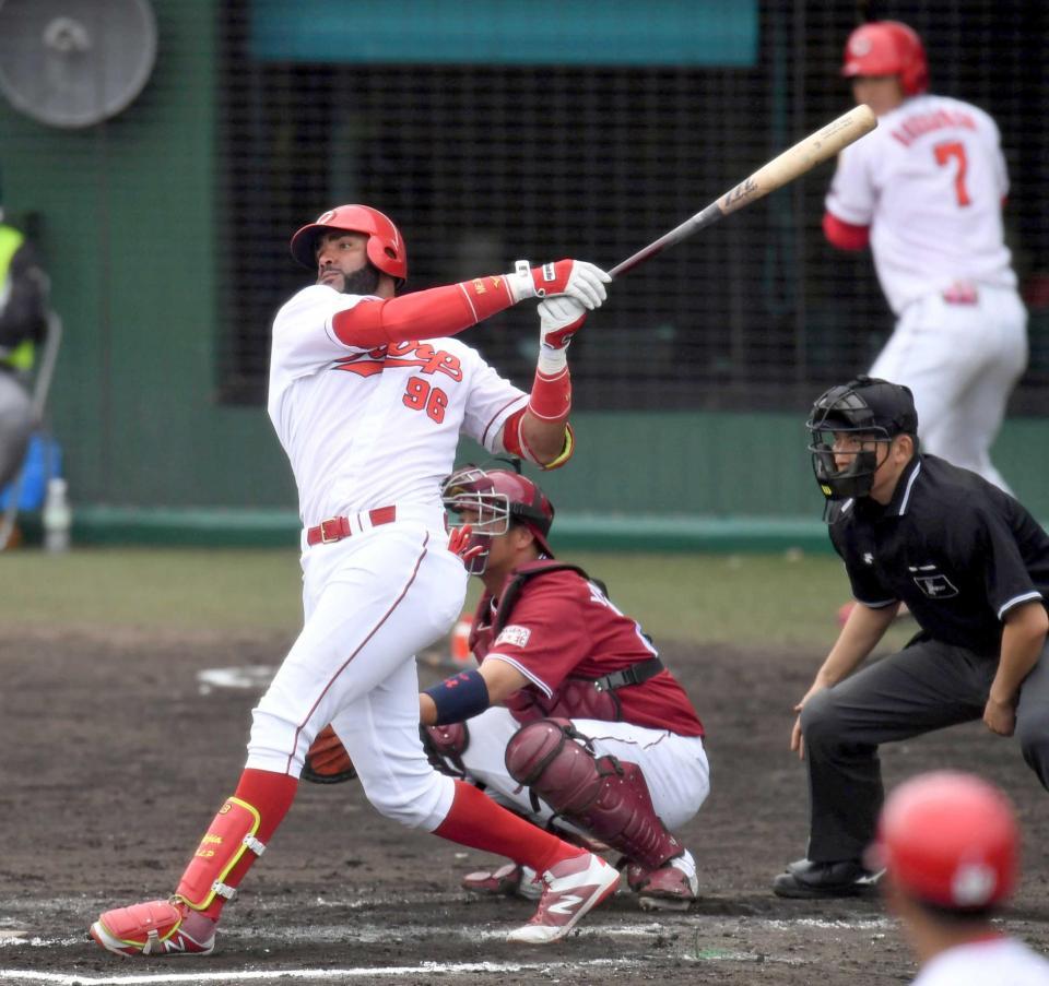 ７回、ソロを放つメヒア（撮影・飯室逸平）　