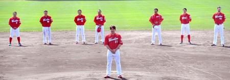 円陣の中心であいさつする広島・会沢翼＝コザしんきんスタジアム（撮影・飯室逸平）