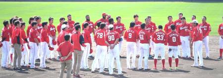 練習の最後にナインを集め、ゲキを飛ばす広島・緒方孝市監督（右）＝コザしんきんスタジアム（撮影・飯室逸平）