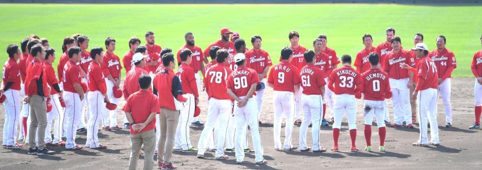 練習の最後にナインを集め、ゲキを飛ばす広島・緒方孝市監督（右）＝コザしんきんスタジアム（撮影・飯室逸平）