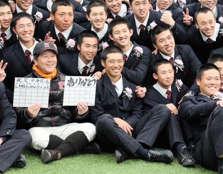 中井監督（前列左）を囲んで３年生全員で記念撮影し、笑顔を見せる中村奨（中央）　　