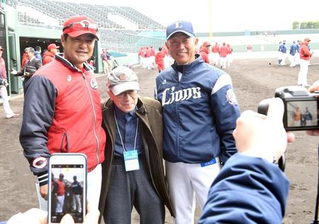 高校時代の恩師・中嶌隆之さん（中央）と記念写真におさまる広島・緒方孝市監督（左）と西武・辻発彦監督＝佐賀・みどりの森県営球場（撮影・飯室逸平）