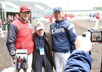 高校時代の恩師・中嶌隆之さん（中央）と記念写真におさまる広島・緒方孝市監督（左）と西武・辻発彦監督＝佐賀・みどりの森県営球場（撮影・飯室逸平）