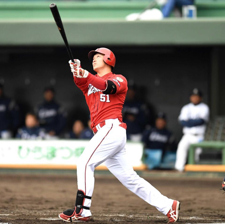 　３回、２ランを放つ鈴木（撮影・飯室逸平）