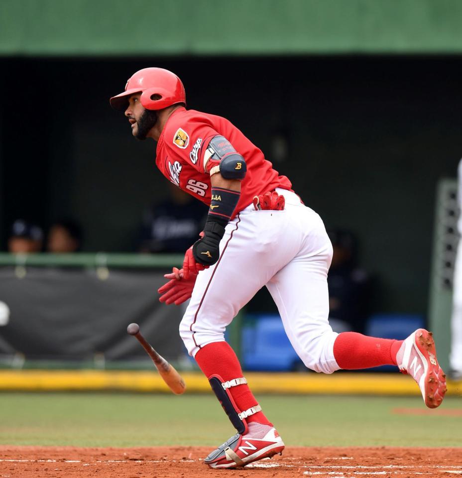 ２回広島、１死一、二塁、適時打を放つ広島・メヒア＝長崎ビッグＮスタジアム（撮影・飯室逸平）