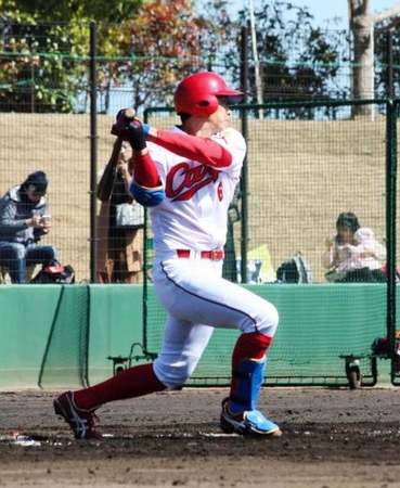 シート打撃で中越え二塁打を放った安部