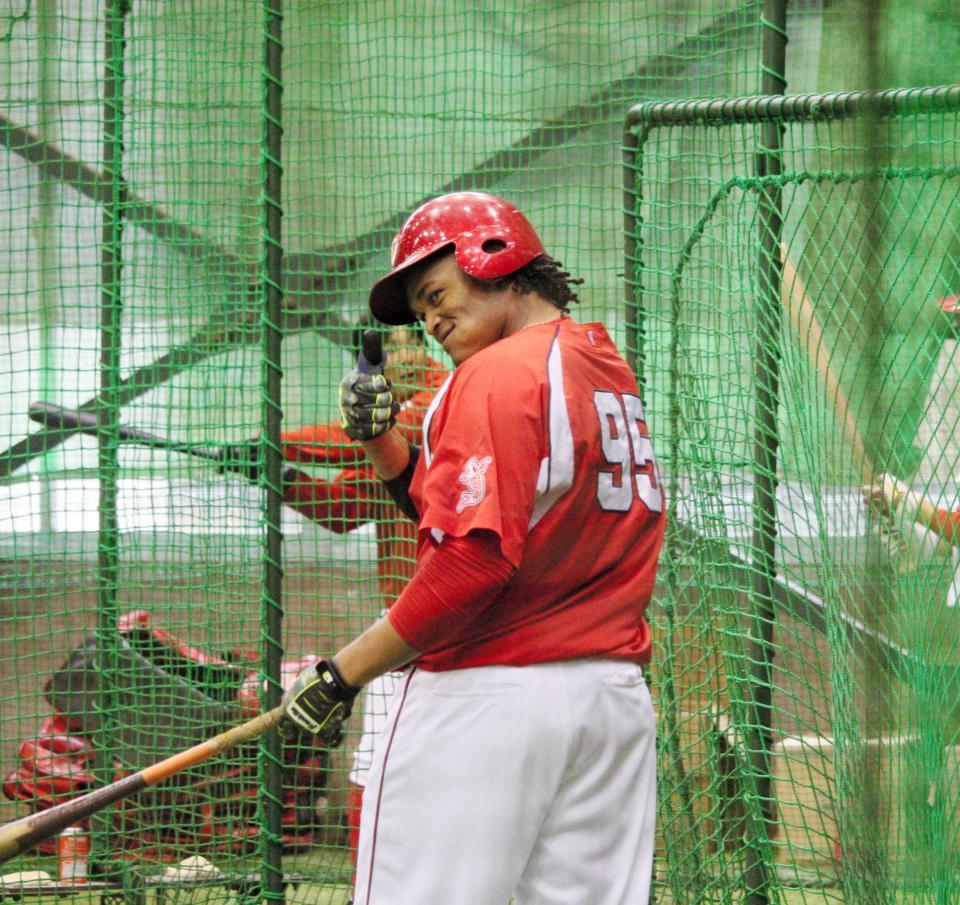 　フリー打撃を再開し笑顔をみせるバティスタ（撮影・市尻達拡）