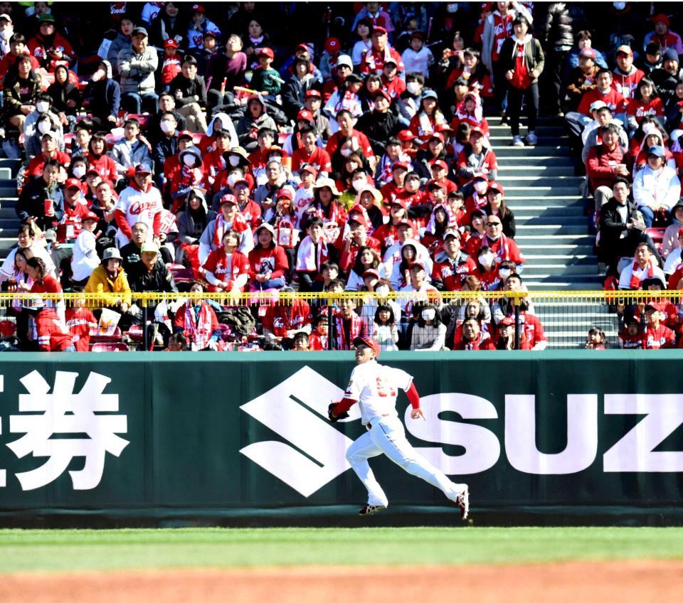 　３回、山崎の打球を懸命に追う鈴木（撮影・飯室逸平）