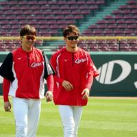 練習前に笑顔で歩く薮田（右）と大瀬良