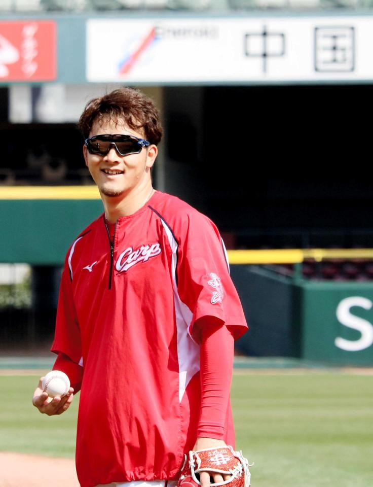 キャッチボールを終え笑顔を見せる薮田　