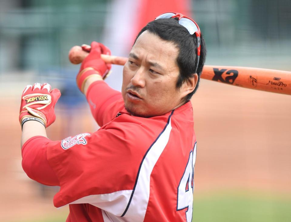 打撃練習に汗を流す広島・松山竜平＝マツダスタジアム（撮影・飯室逸平）