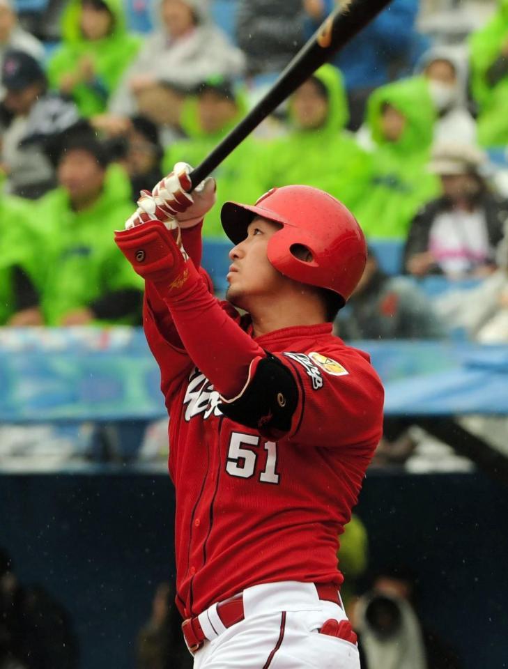 ３回、左越え本塁打を放つ広島・鈴木誠也＝神宮球場（撮影・三好信也）