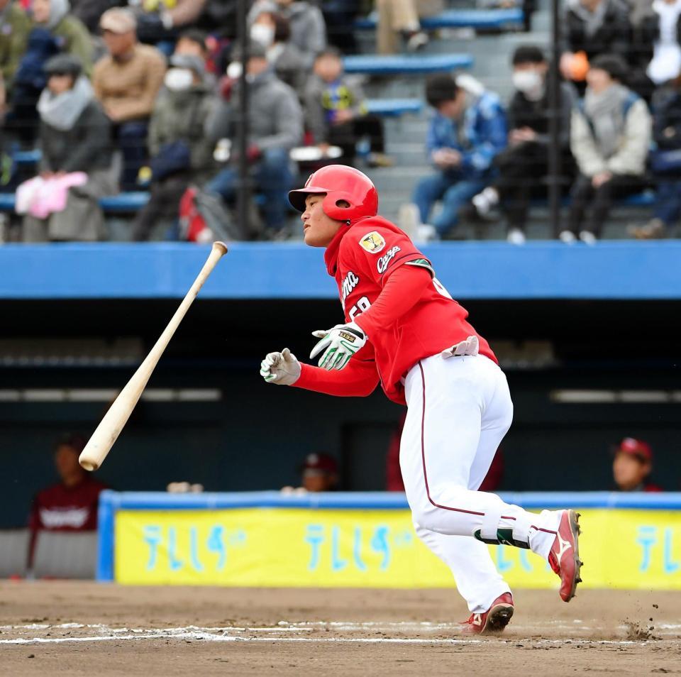 ７回広島１死、美間が左越えに本塁打を放つ＝静岡草薙球場（撮影・堀内翔）