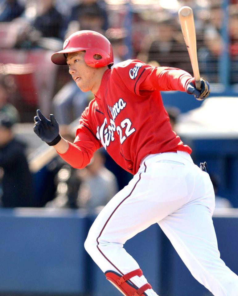 　６回、三塁内野安打を放つ中村奨