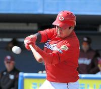 ２回広島無死二塁、松山が適時右前打を放つ＝静岡草薙球場（撮影・堀内翔）