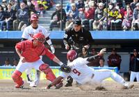 ２回楽天２死一、三塁、一走岡島が二盗する間に本塁に生還する三走オコエ＝静岡草薙球場（撮影・堀内翔）