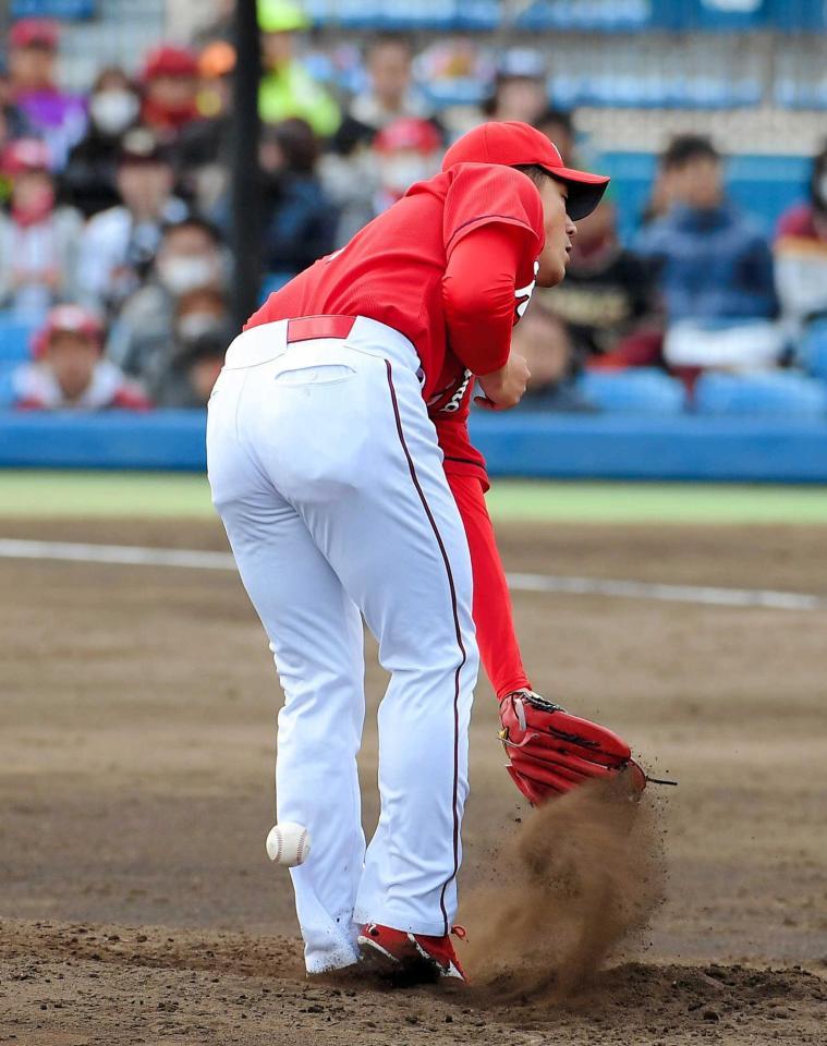 ５回、島内の打球が直撃する岡田（撮影・堀内翔）